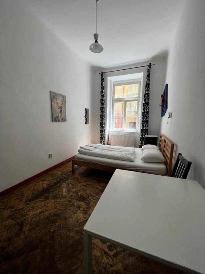 Clown And Bard Hostel Prag Dış mekan fotoğraf