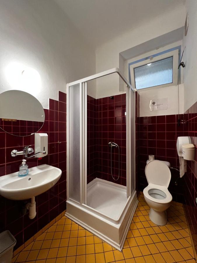 Clown And Bard Hostel Prag Dış mekan fotoğraf