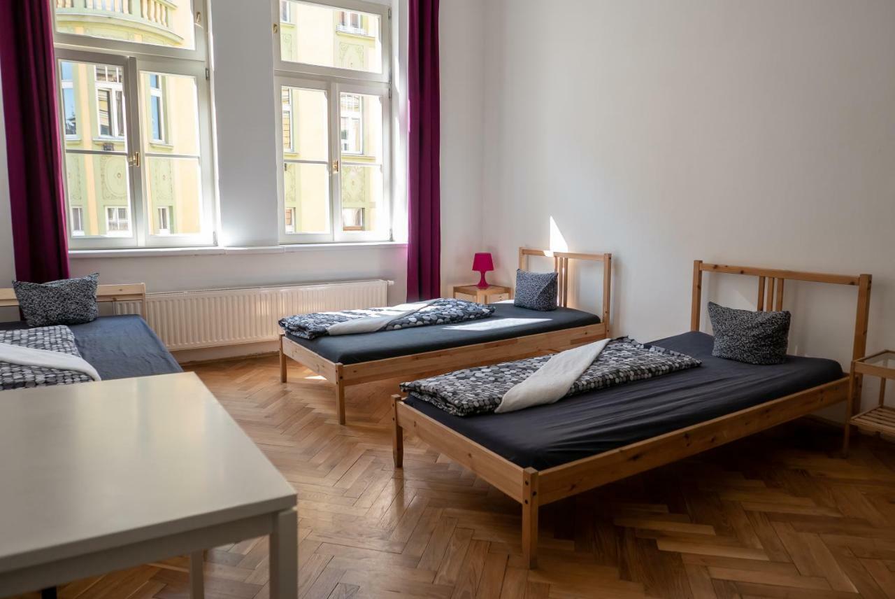 Clown And Bard Hostel Prag Dış mekan fotoğraf