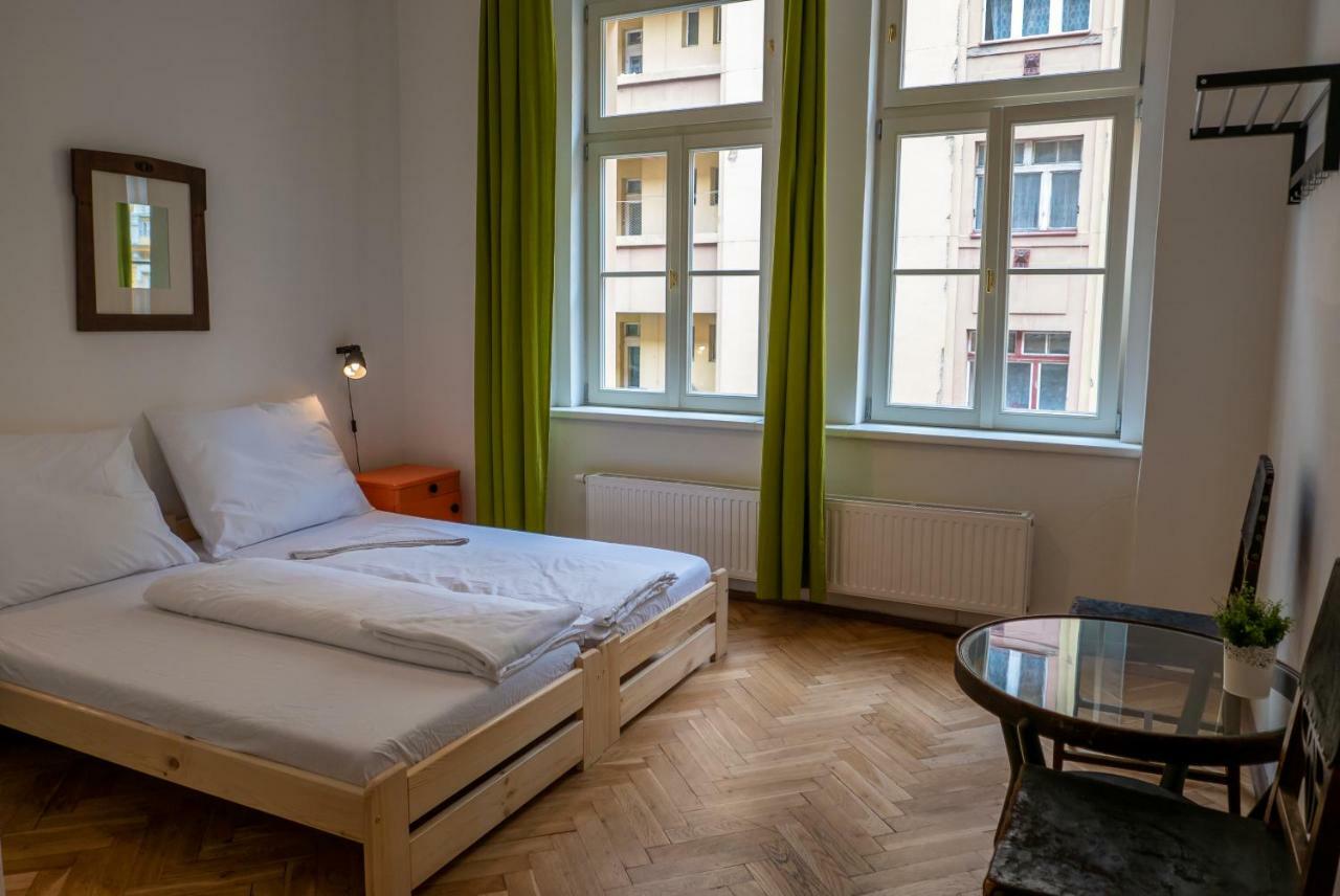 Clown And Bard Hostel Prag Dış mekan fotoğraf